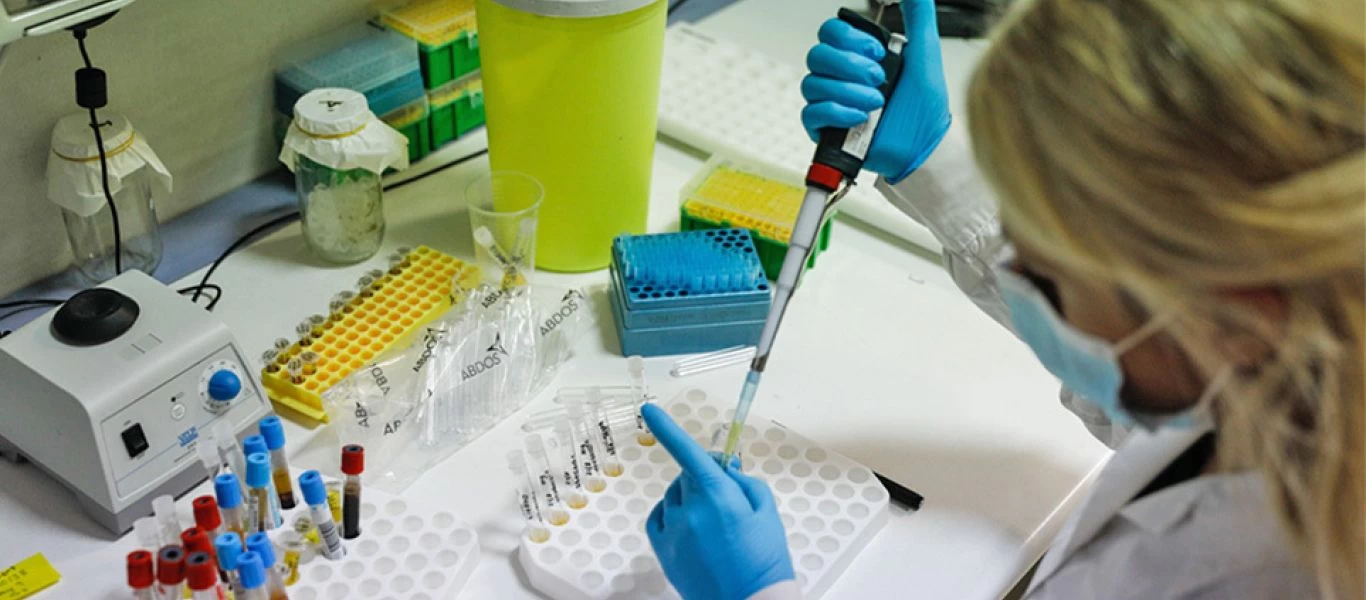 Οι αισιόδοξες εκτιμήσεις των ειδικών για τη μετάλλαξη Όμικρον - Πιο ήπια αλλά υπερμεταδοτική